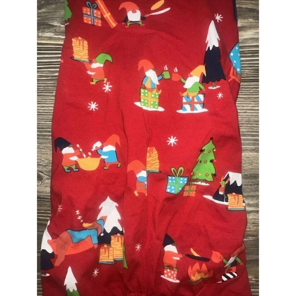 NWT, Size Small Dog Holiday Gnomes Print outfit. NWT. L
